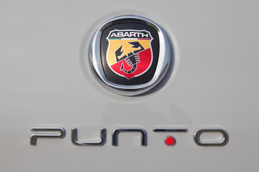 Логотип Abarth Punto Evo (199) 2010 года  (UK) (фото 23 из 45)